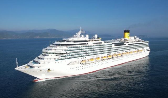 Costa Serena á siglingu